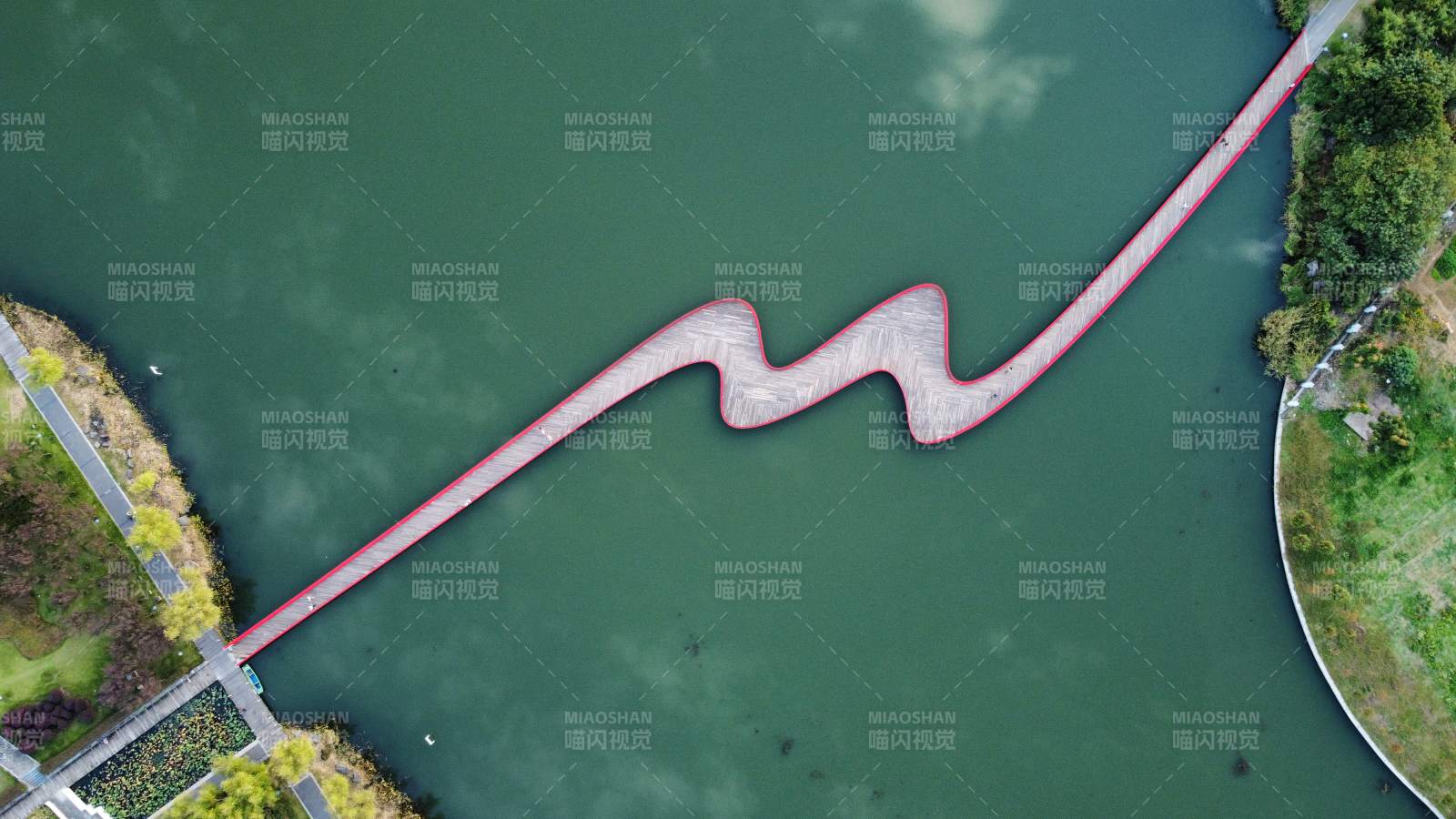 湖中曲折红桥图片