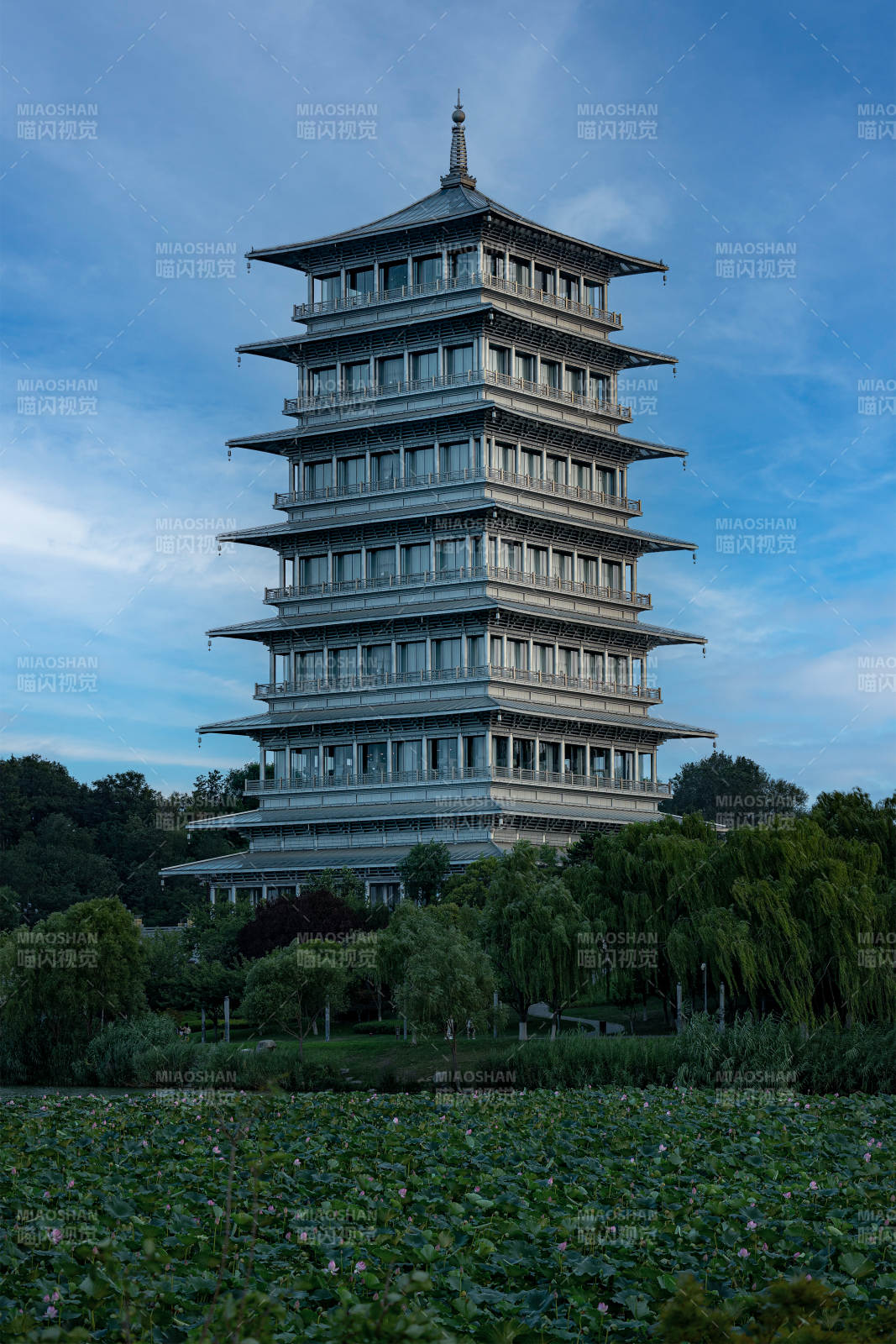 西安古塔映水 绿意盎然图片