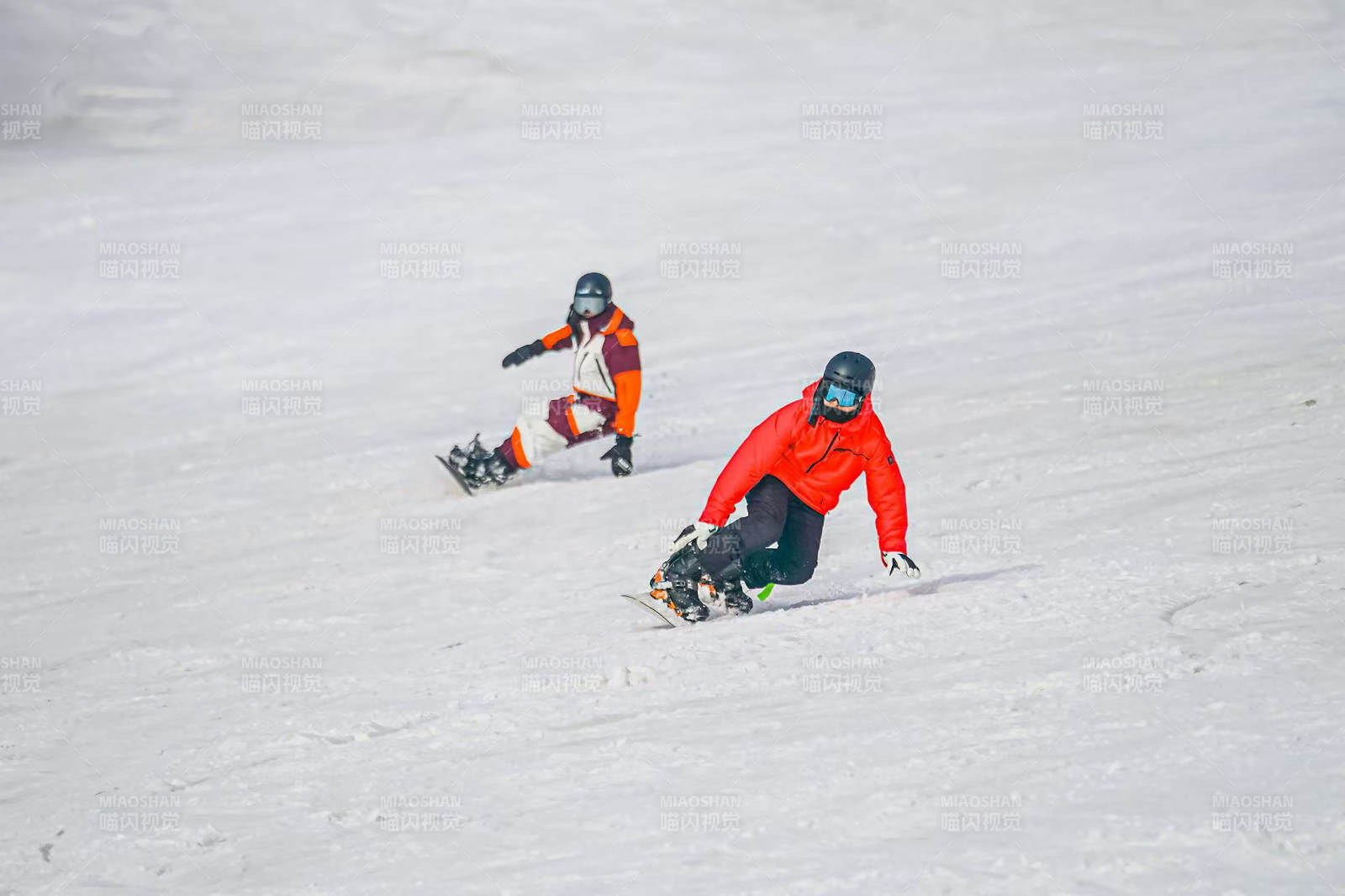 雪地双人滑雪竞技瞬间图片