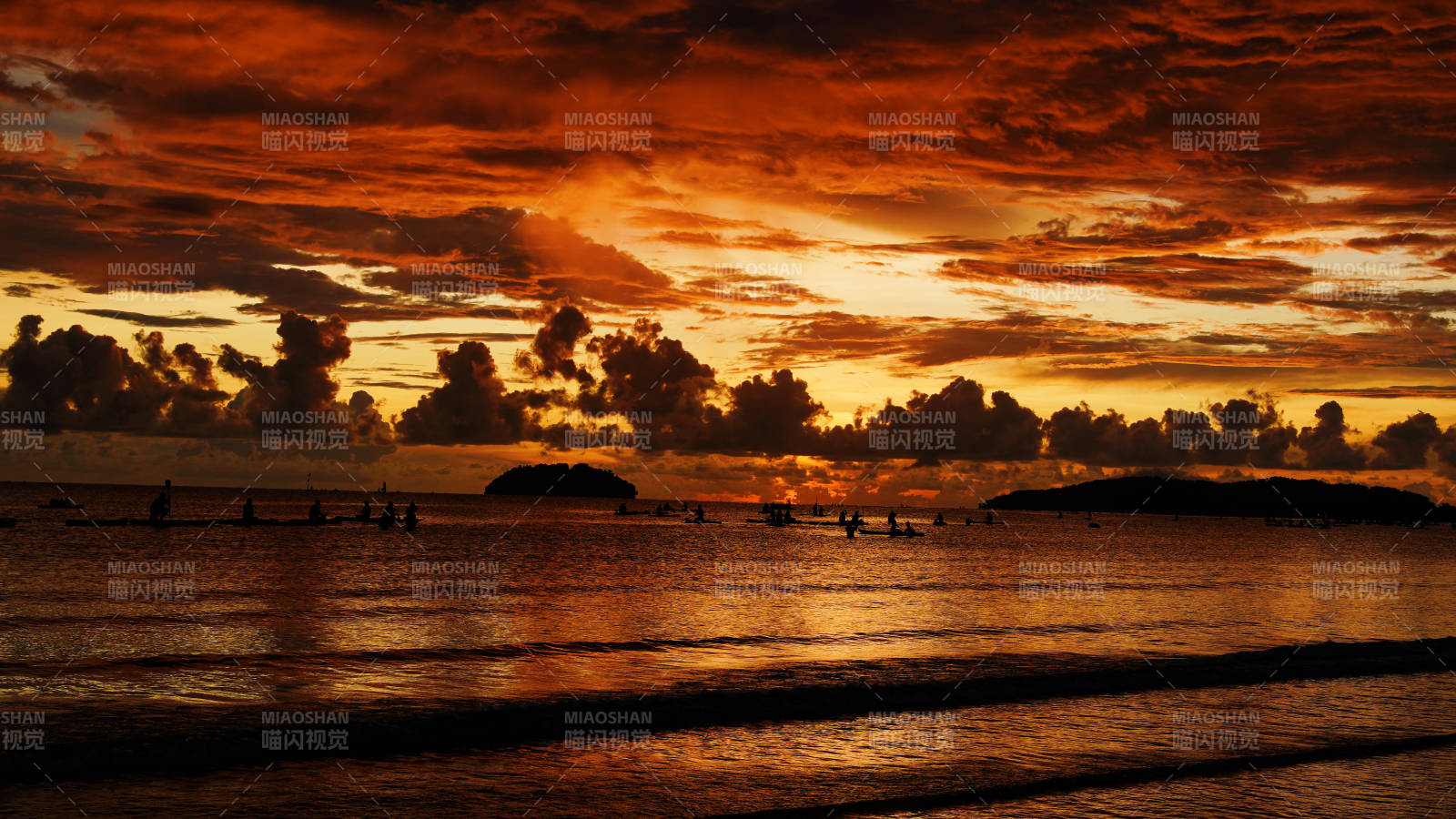 夕阳下的海滩剪影图片