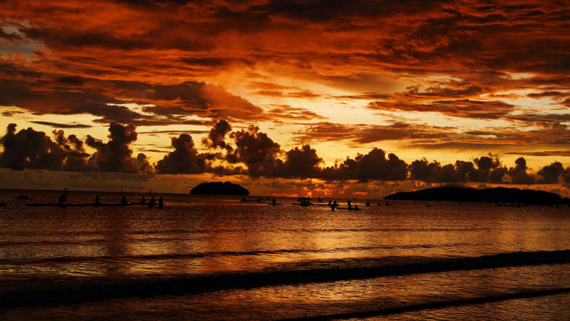 夕阳下的海滩剪影图片