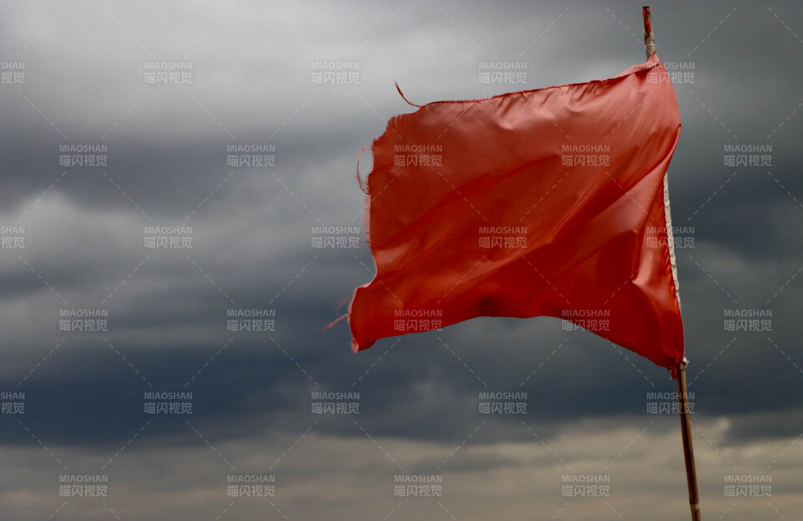 风暴中的红色旗帜图片