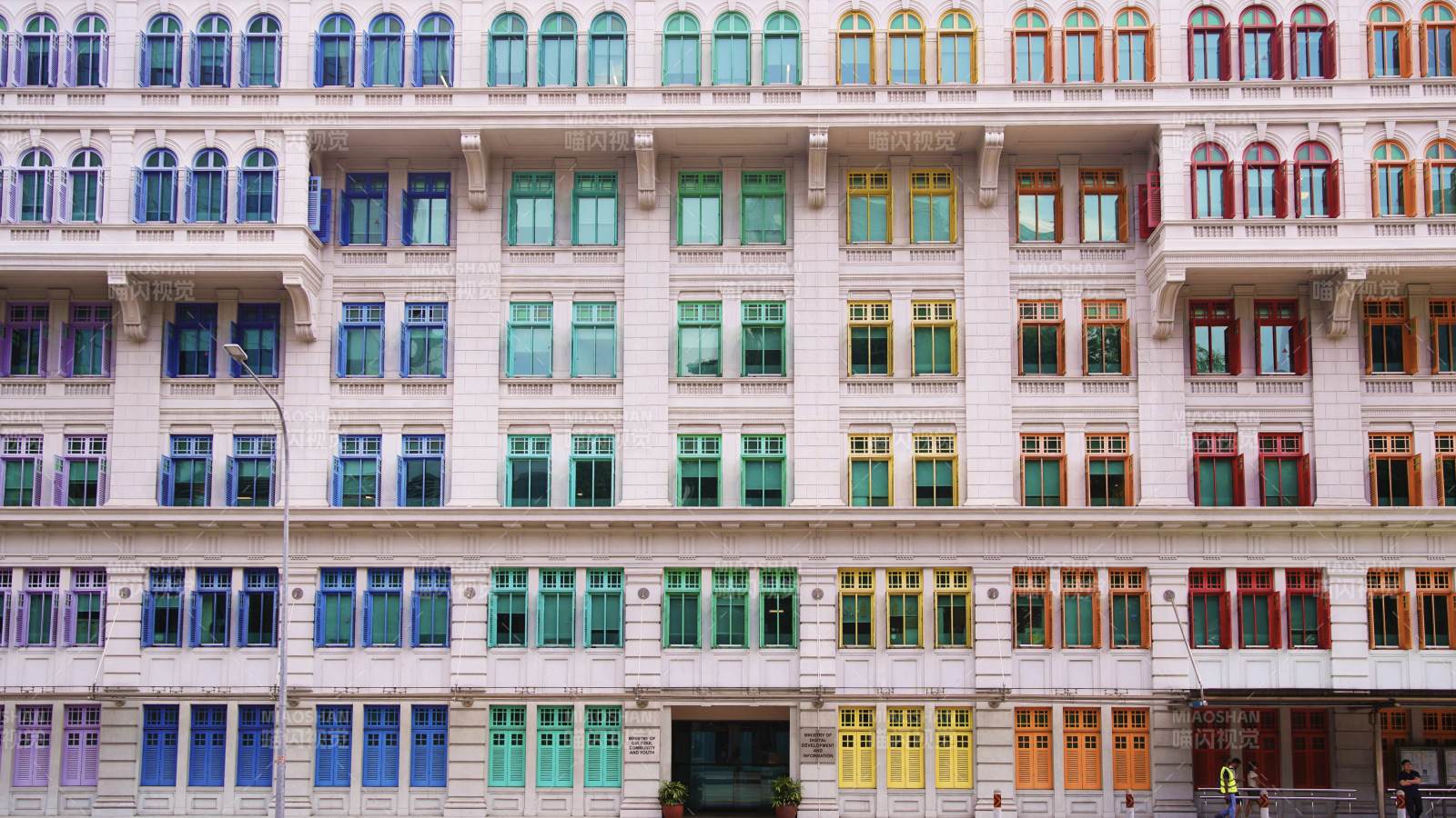彩色窗户的建筑外墙图片