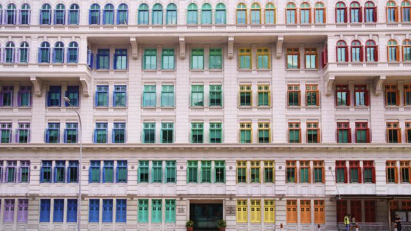 彩色窗户的建筑外墙图片