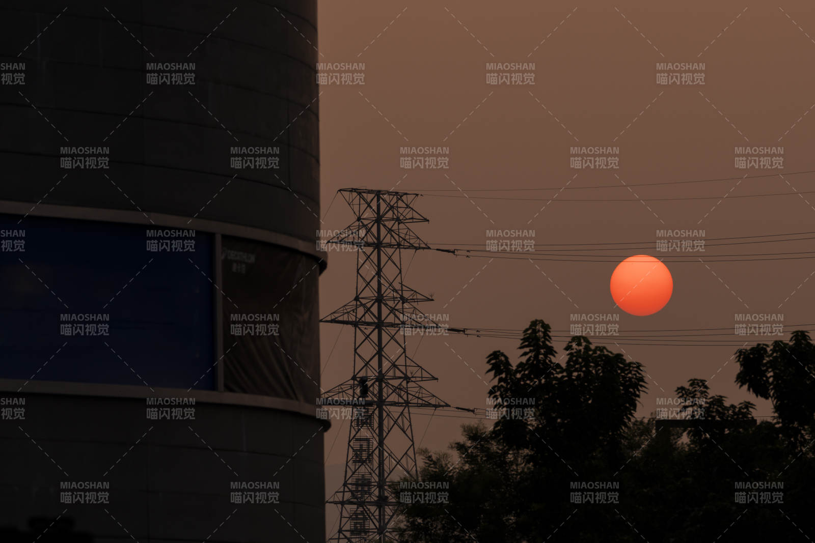 夕阳下的工业剪影图片