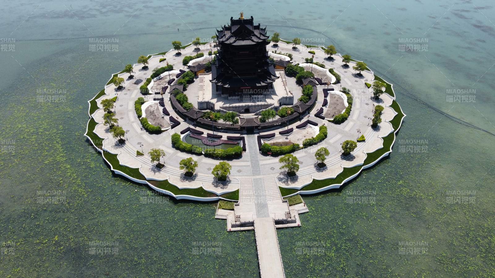 湖中宝塔 静谧仙境图片