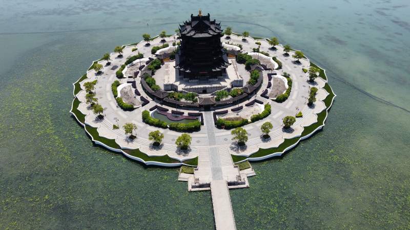 湖中宝塔 静谧仙境图片