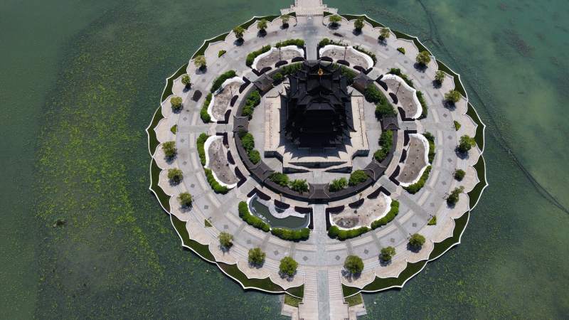 水上圆形建筑航拍图图片