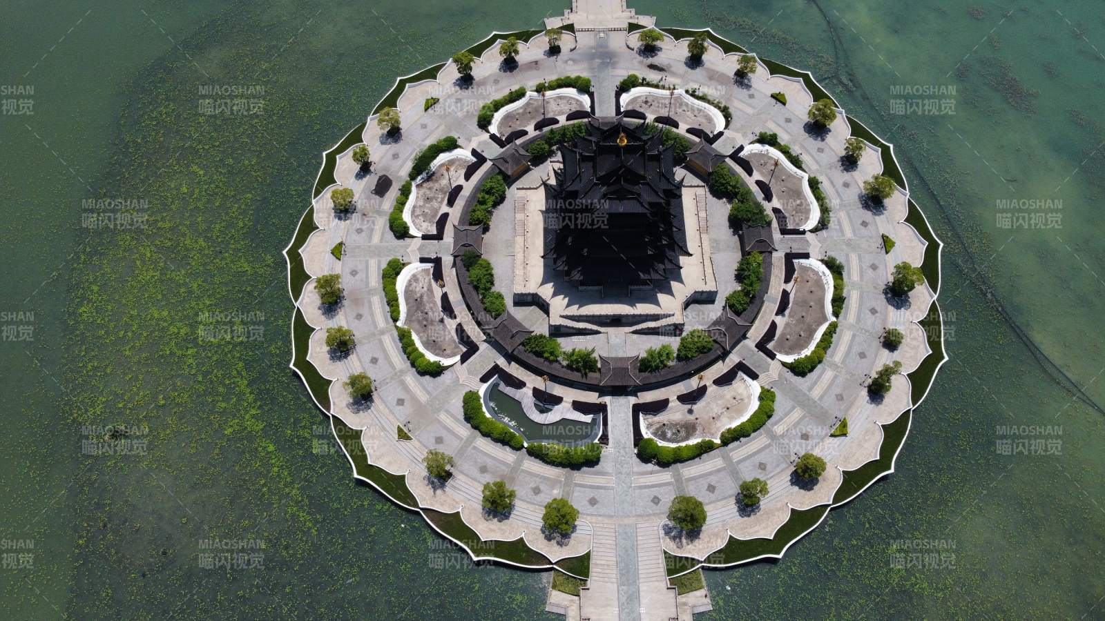 水上圆形建筑航拍图图片