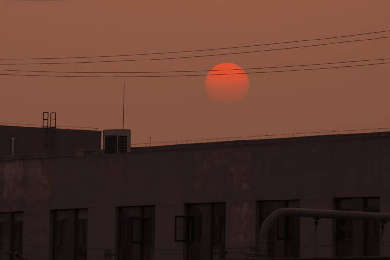 夕阳映照工业建筑图片