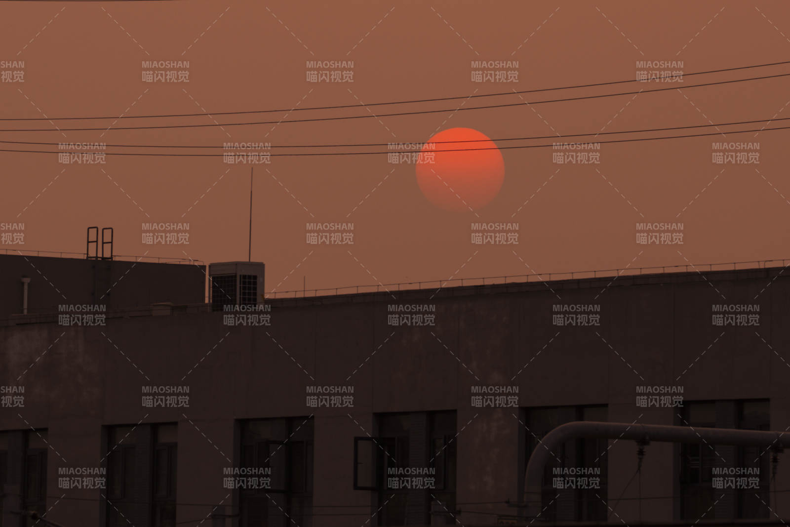 夕阳映照工业建筑图片