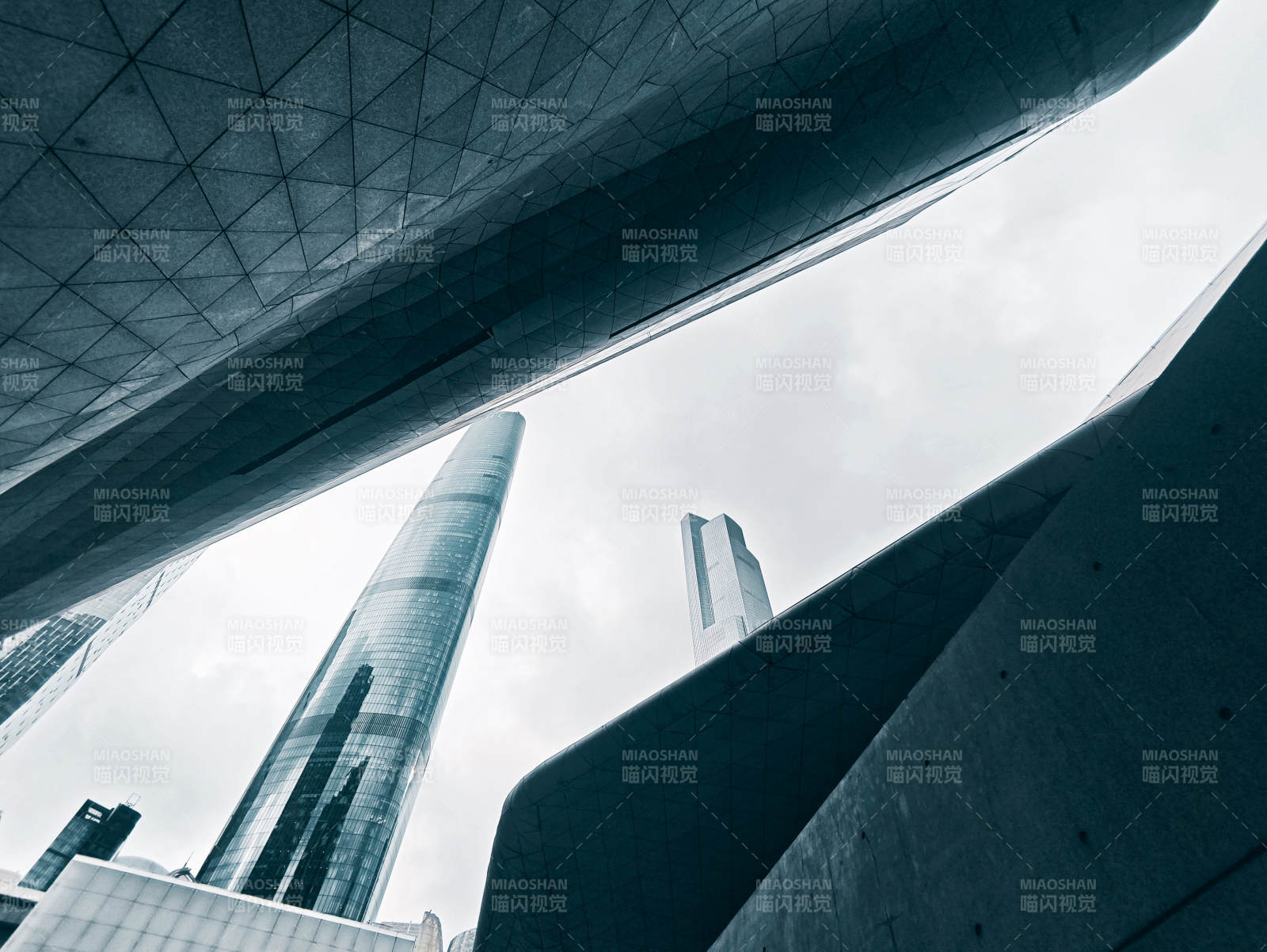 现代都市的建筑仰拍视角图片