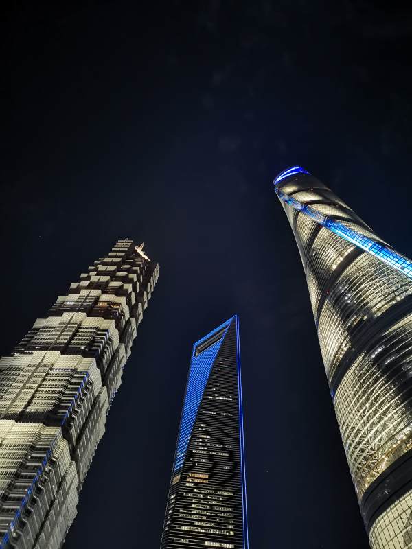 夜幕下的摩天大楼群图片