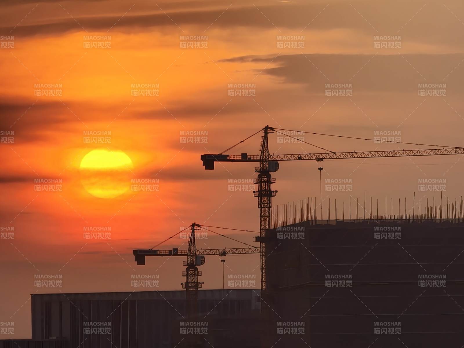 夕阳下的建筑工地图片