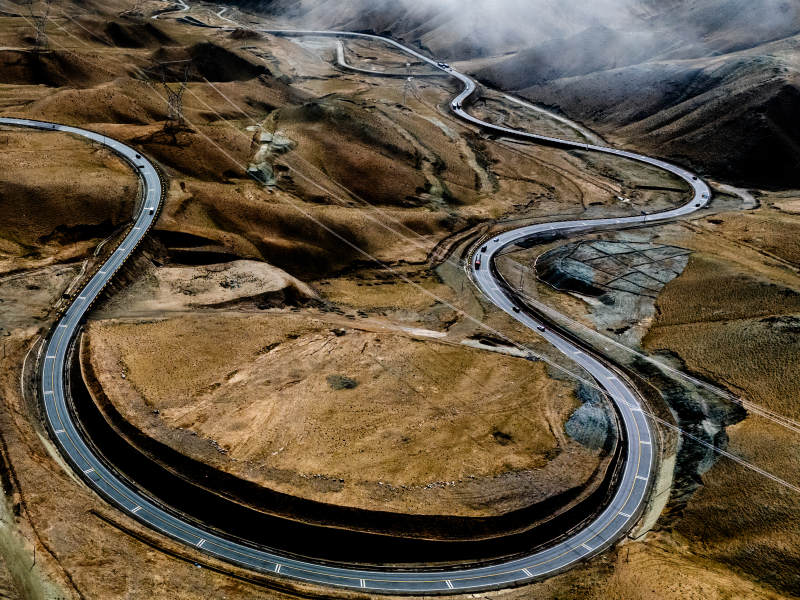 蜿蜒山路 云雾缭绕 当金山口图片