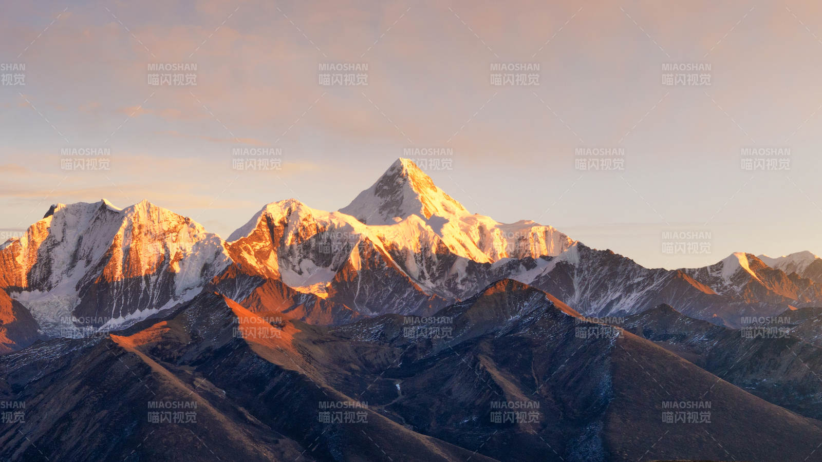 贡嘎雪山晨曦 光辉闪耀图片