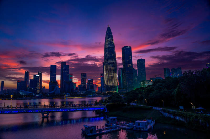 深圳夜景高楼林立霓虹闪烁图片