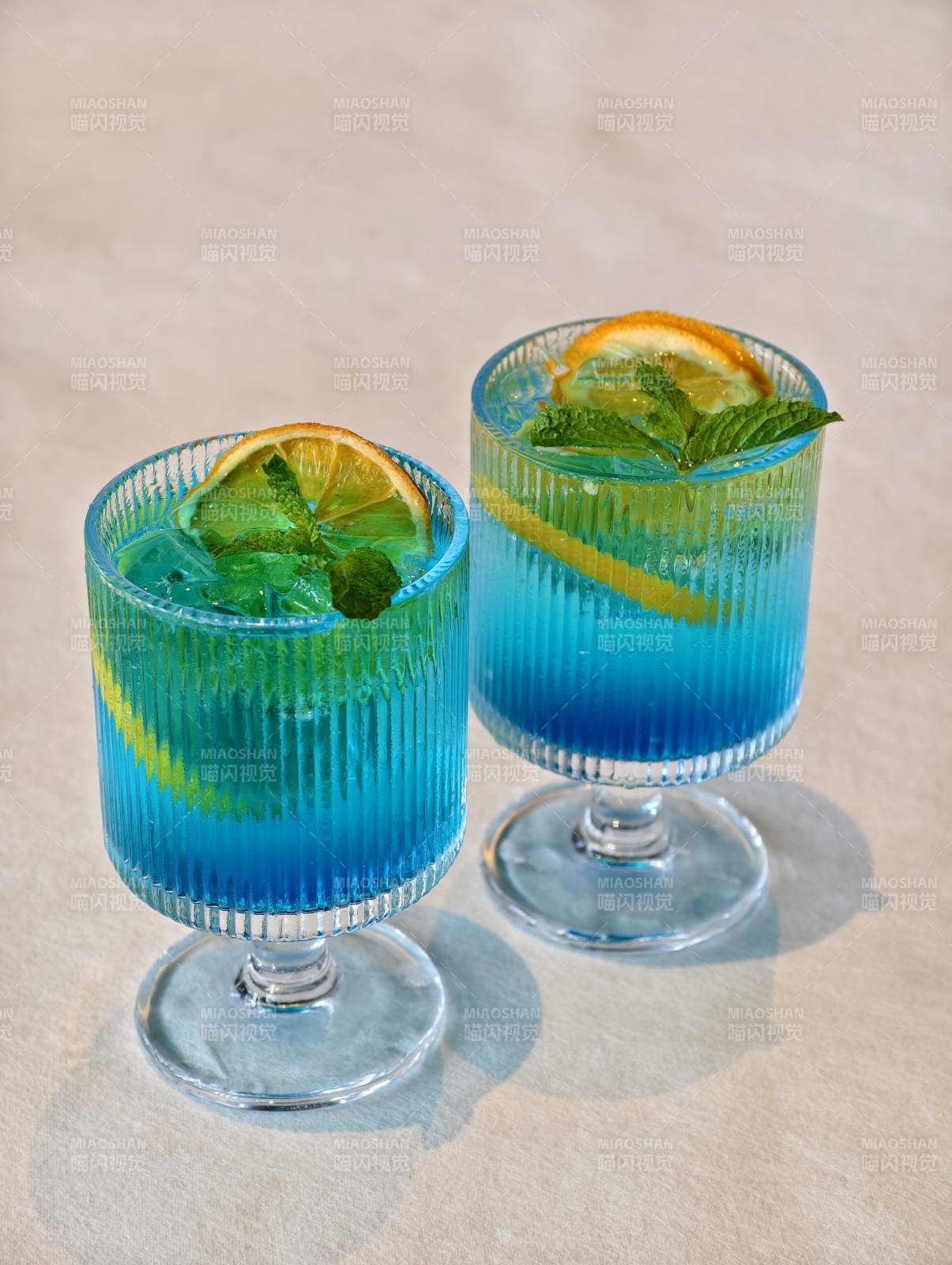 蓝色鸡尾酒与柠檬薄荷图片