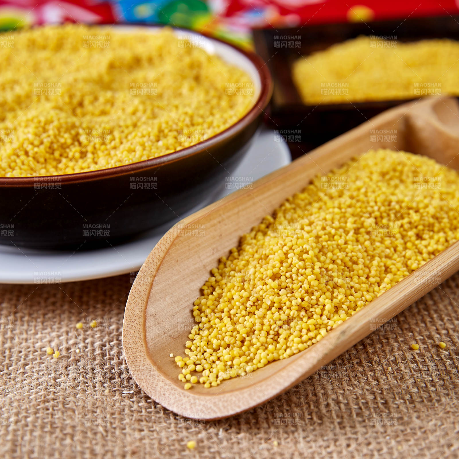 小米粒 健康谷物的美味选择图片