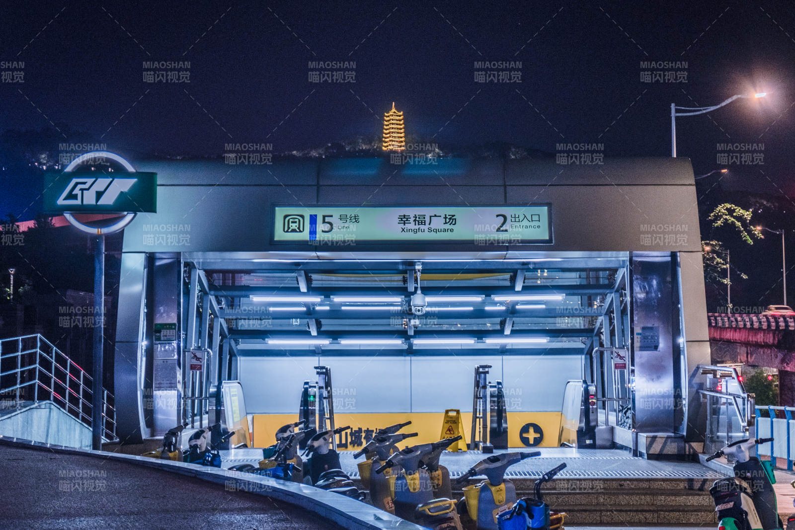 夜景下的地铁站入口图片