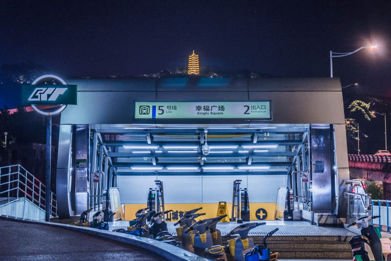 夜景下的地铁站入口图片