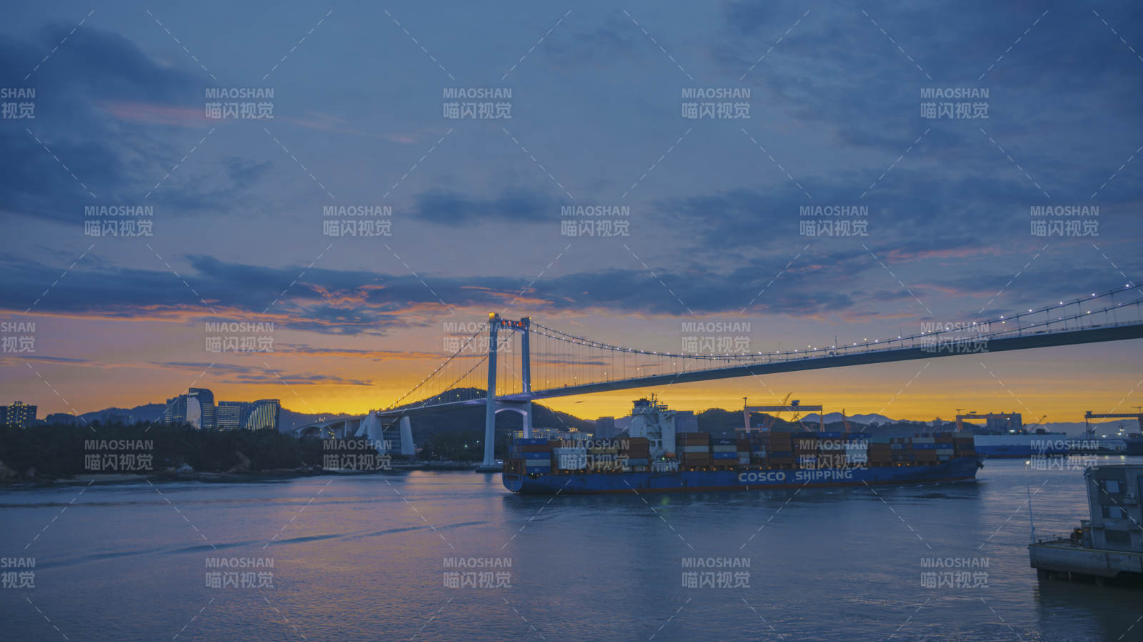 黄昏海沧大桥大桥与货船图片