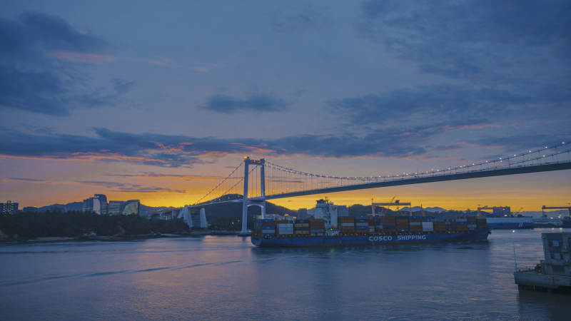 黄昏海沧大桥大桥与货船图片