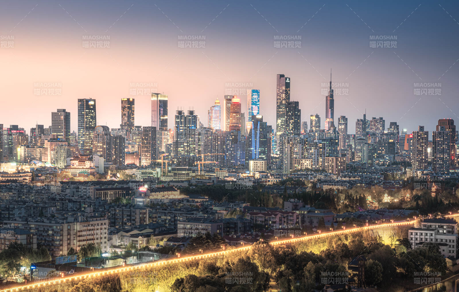 南京夜景灯火辉煌图片