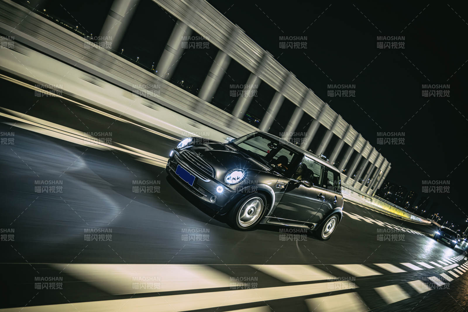 夜行桥上的汽车影图片