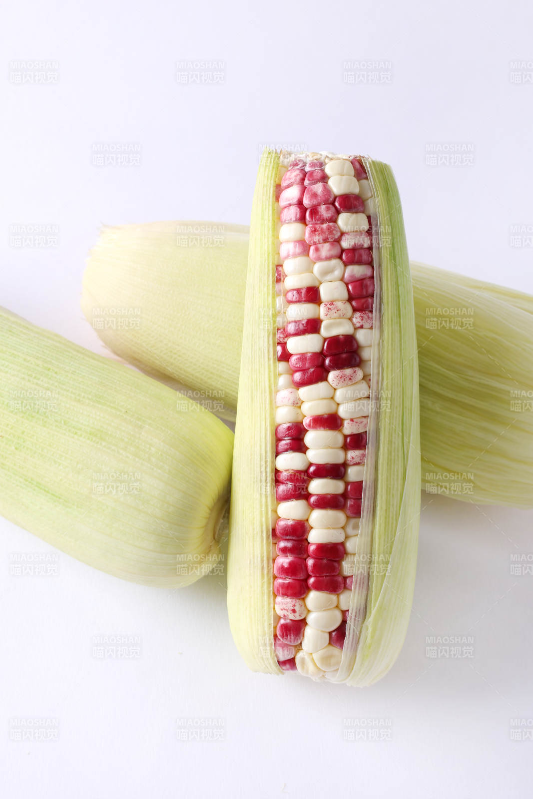 红白玉米棒特写图片