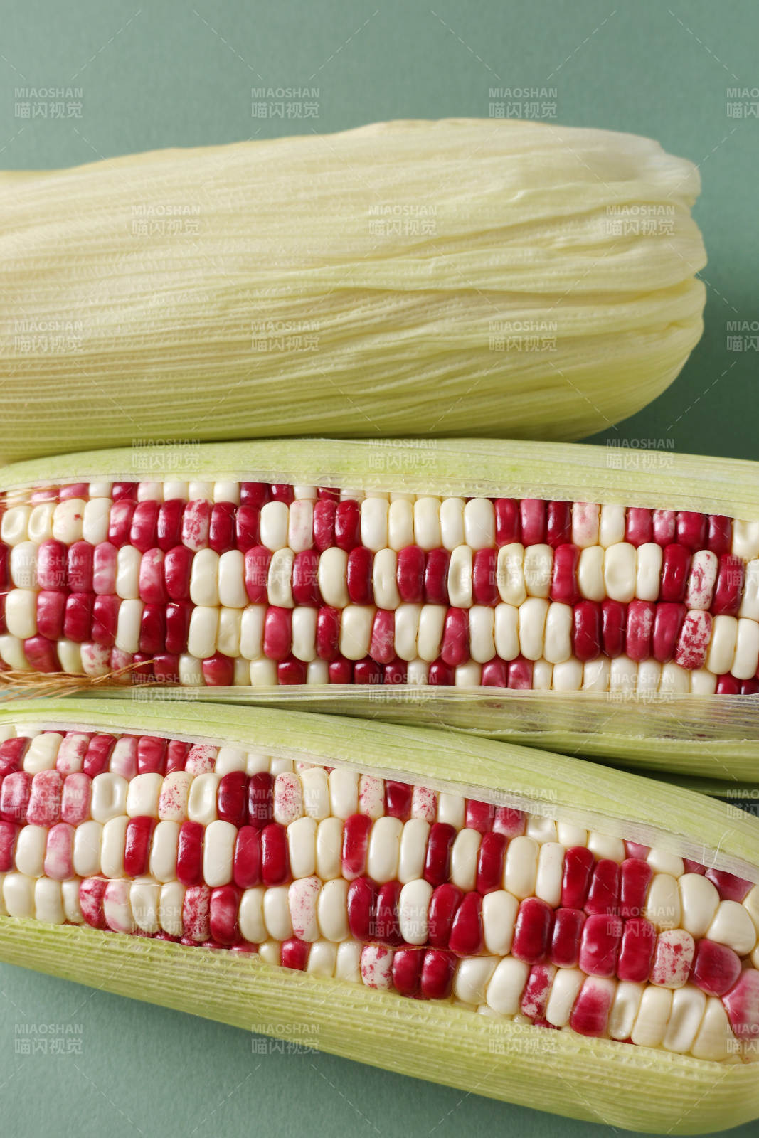 彩色玉米棒特写图片