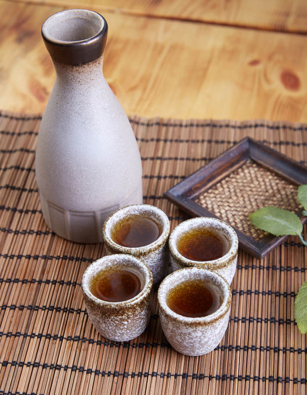 日式清酒与小杯摆设图片