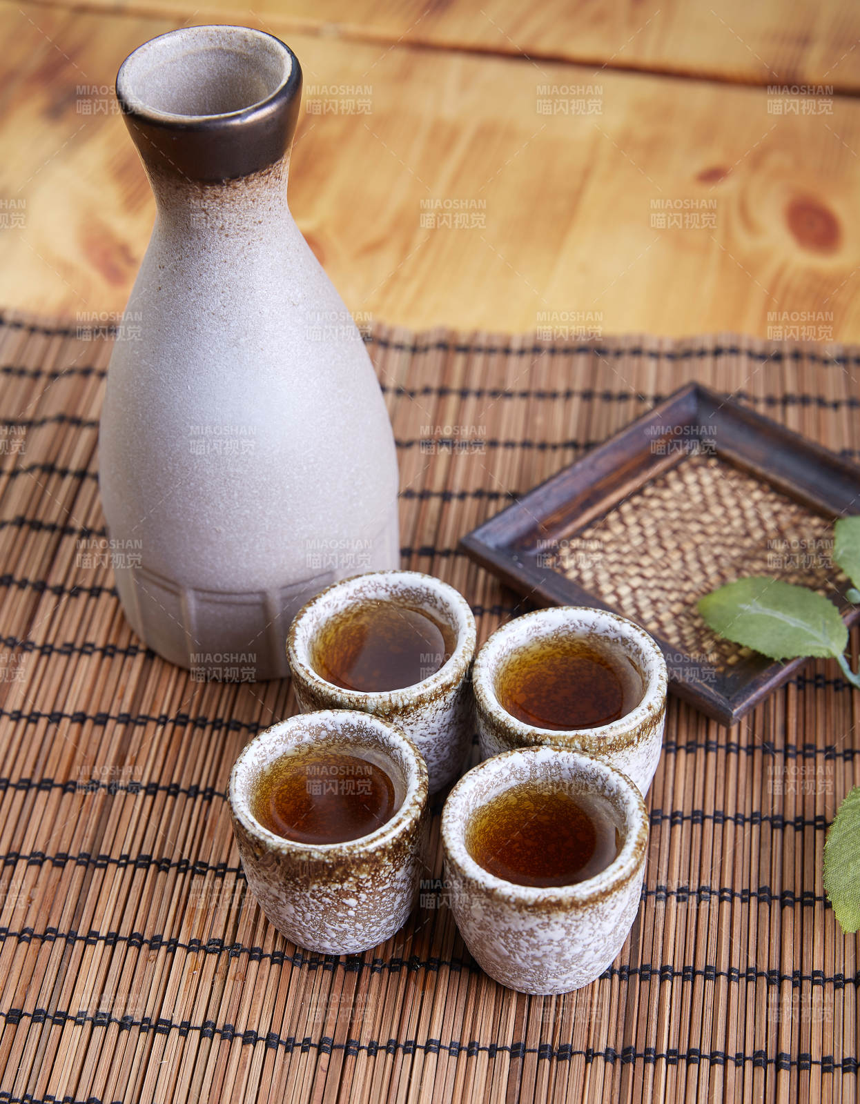 日式清酒与小杯摆设图片