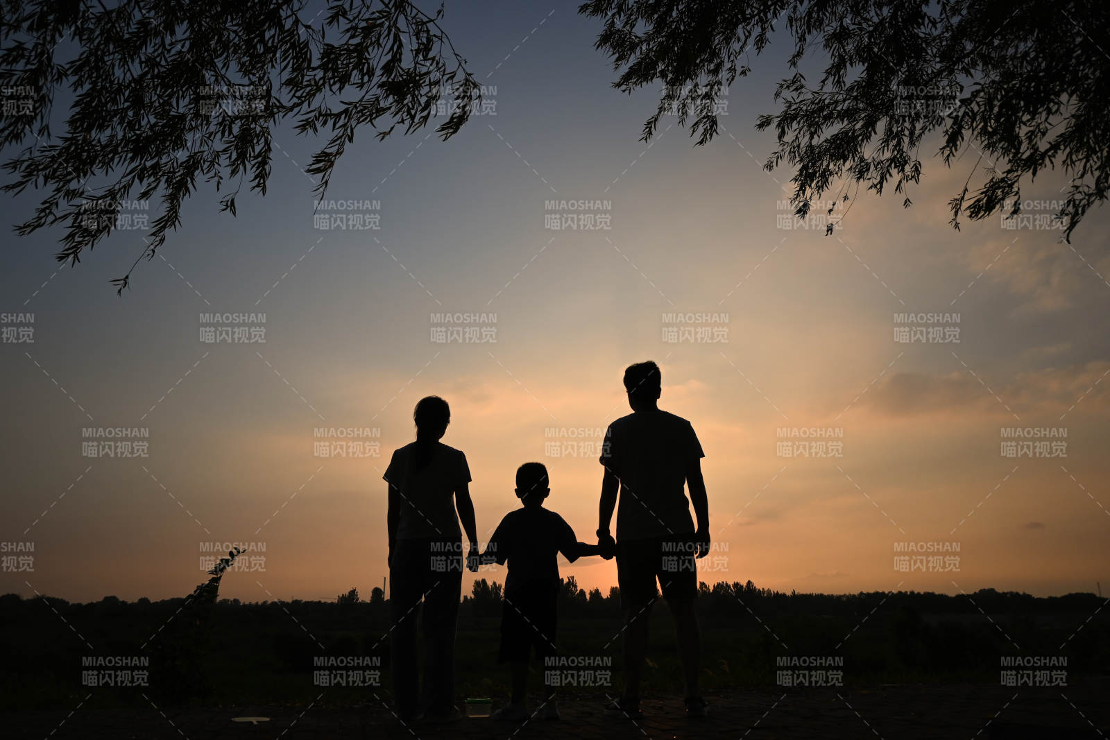 夕阳下的家庭剪影图片