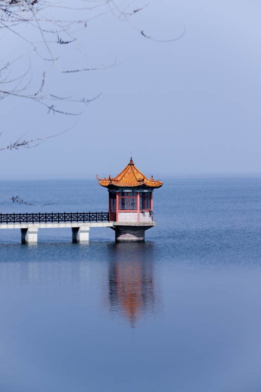 湖心亭影映蓝天莱西图片