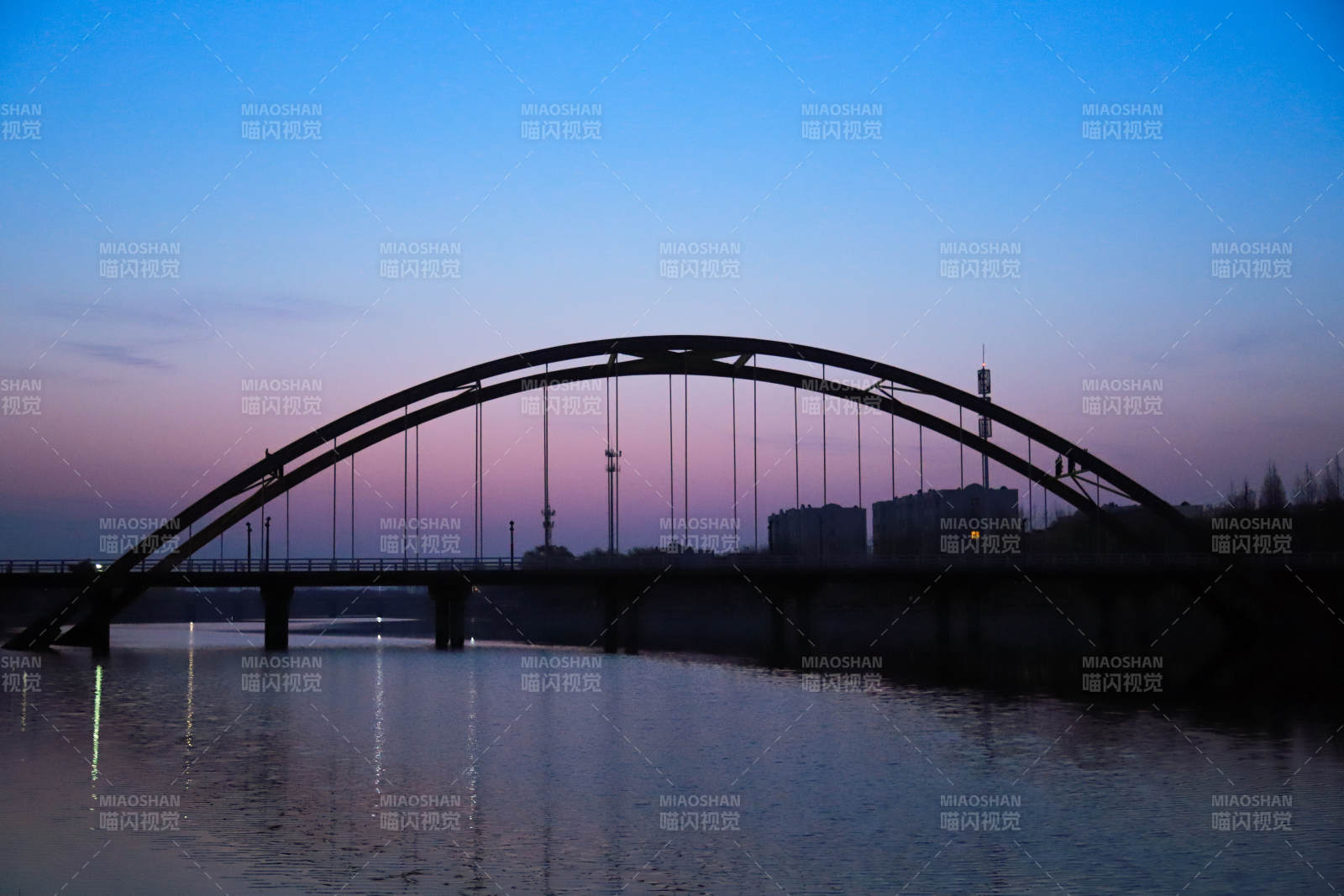 黄昏桥影映水静谧景图片