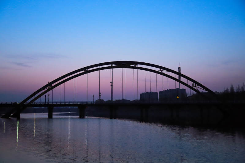 黄昏桥影映水静谧景图片