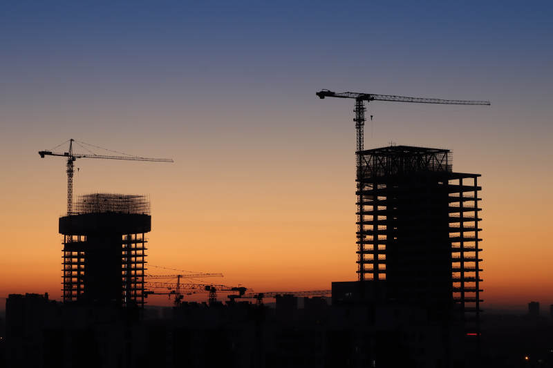 黄昏下的建筑工地剪影图片