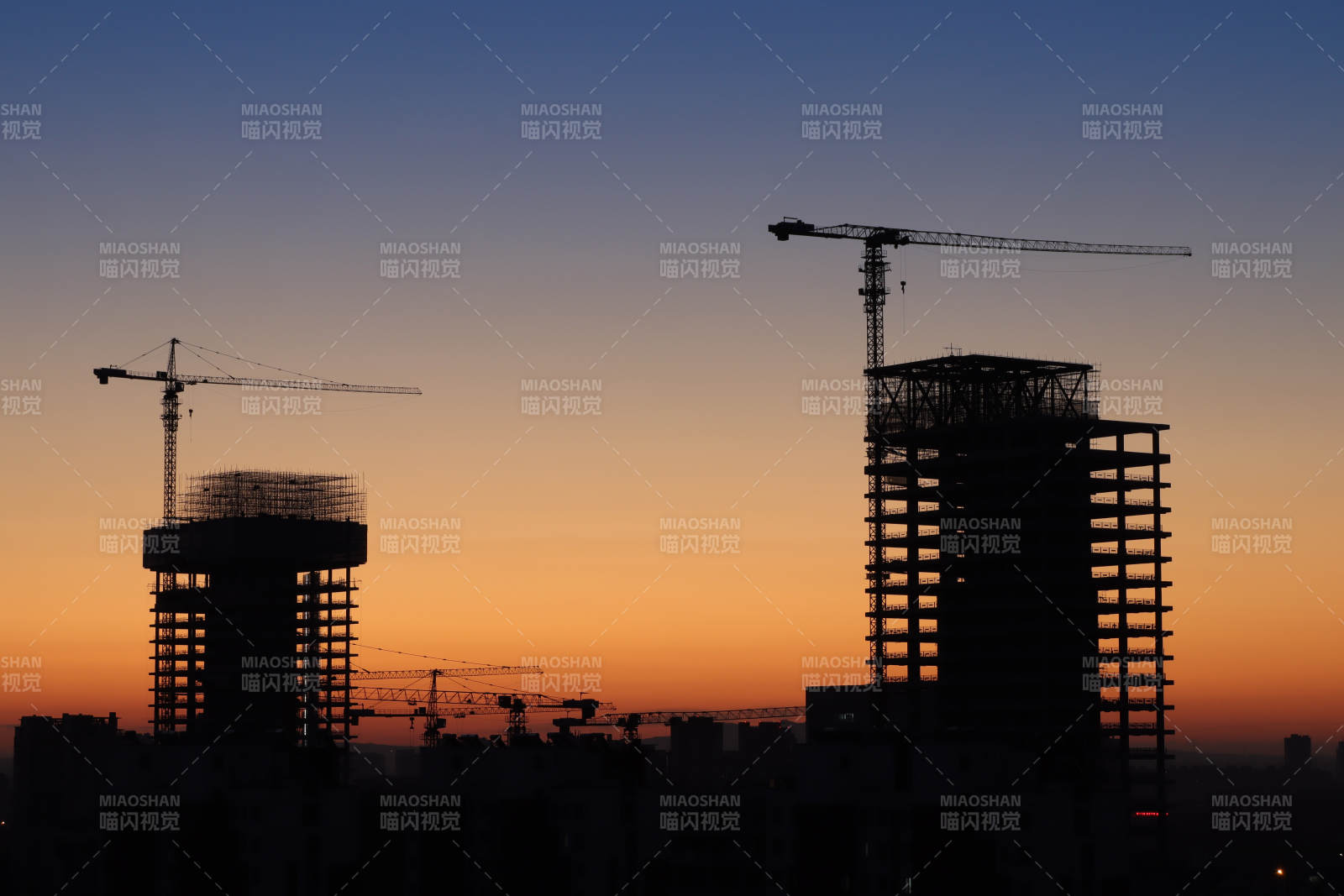 黄昏下的建筑工地剪影图片