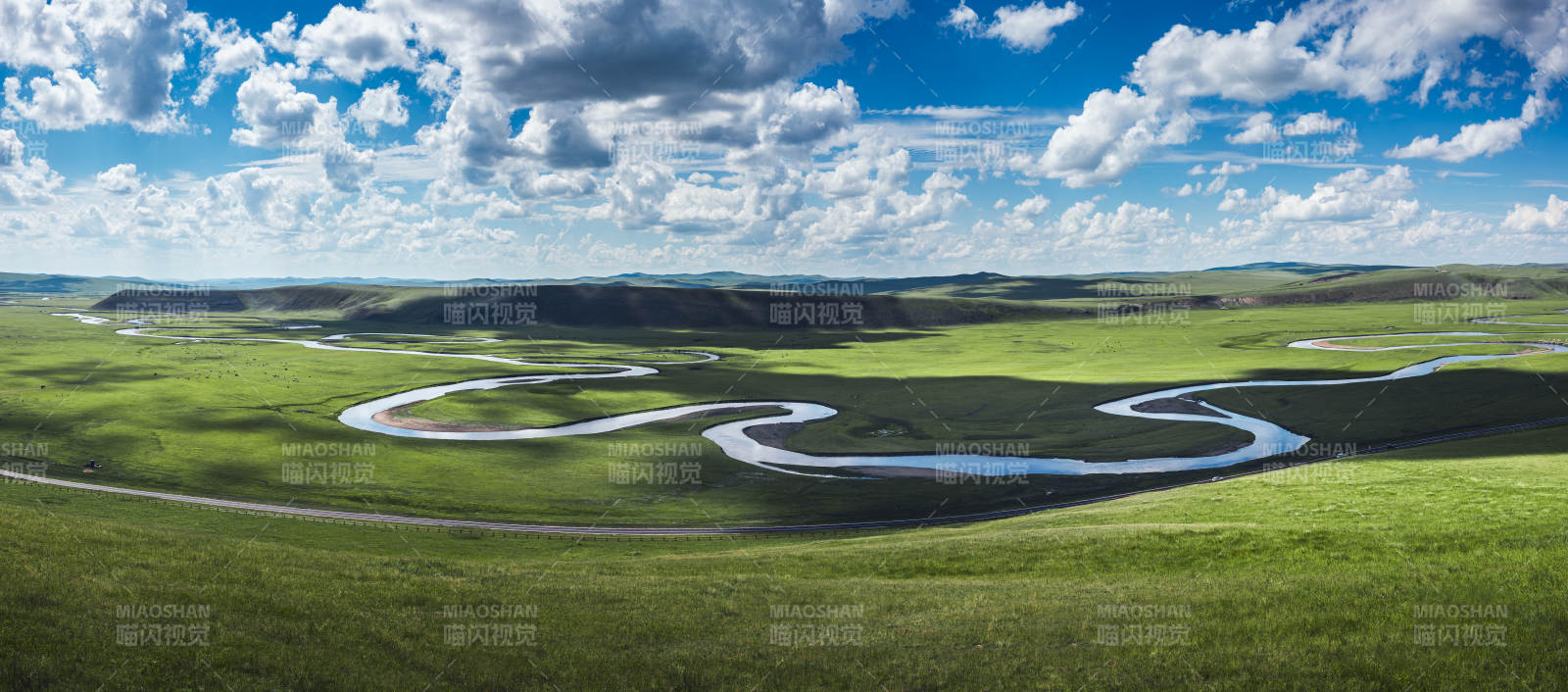 呼伦贝尔草原上的蜿蜒河流图片