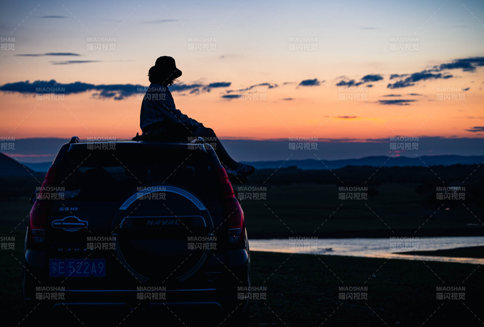 车顶观夕阳 静享自然美图片