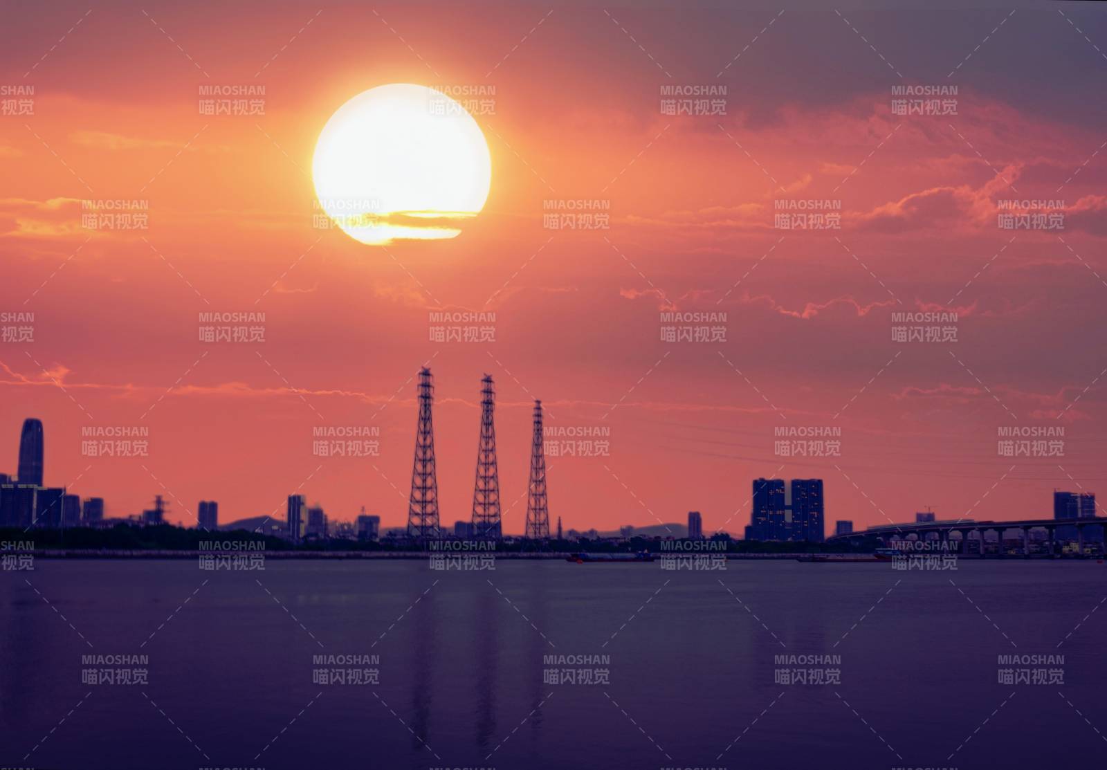 夕阳下的河边城市剪影图片