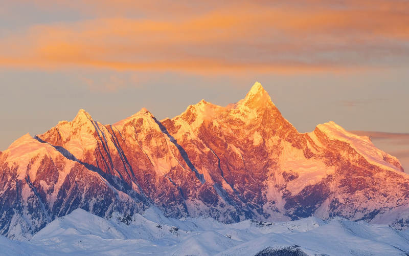 雪山日落 金光璀璨图片