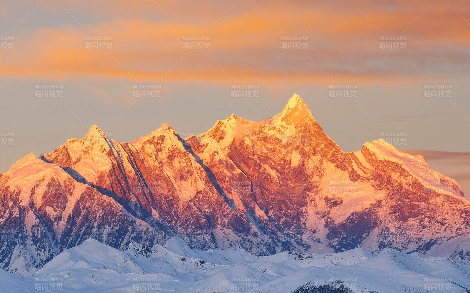 雪山日落 金光璀璨图片