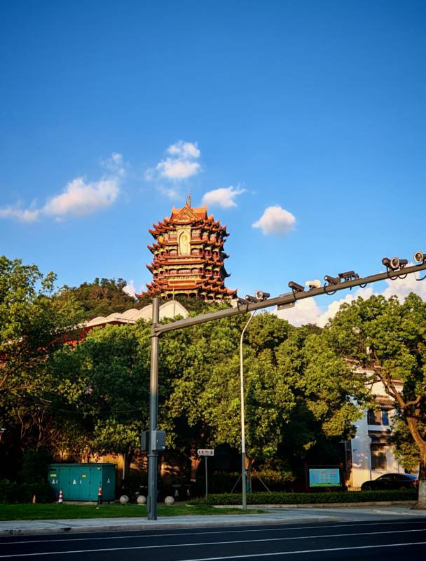 古塔映蓝天图片