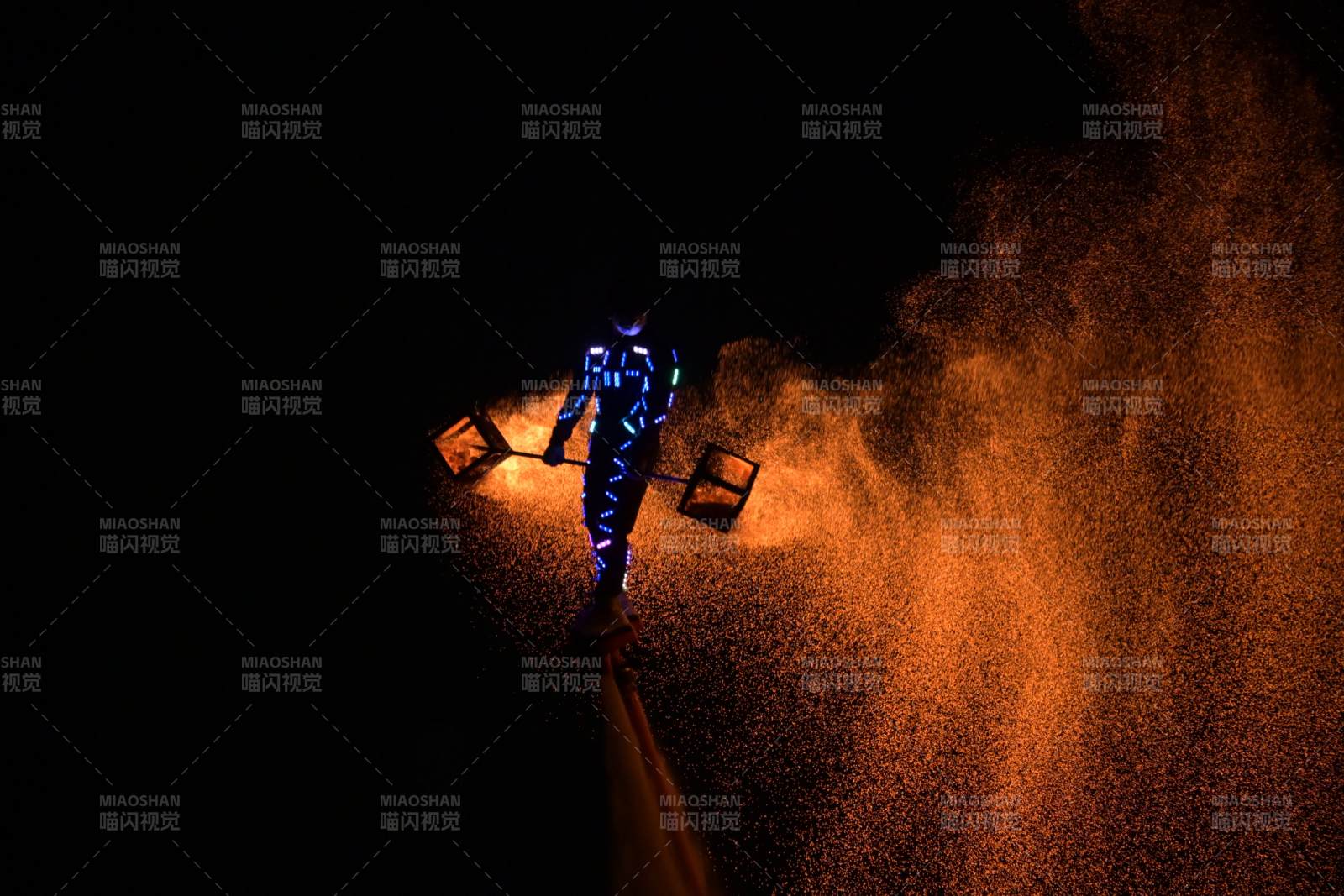 夜空下的水上火壶表演图片