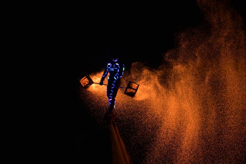 夜空下的水上火壶表演图片