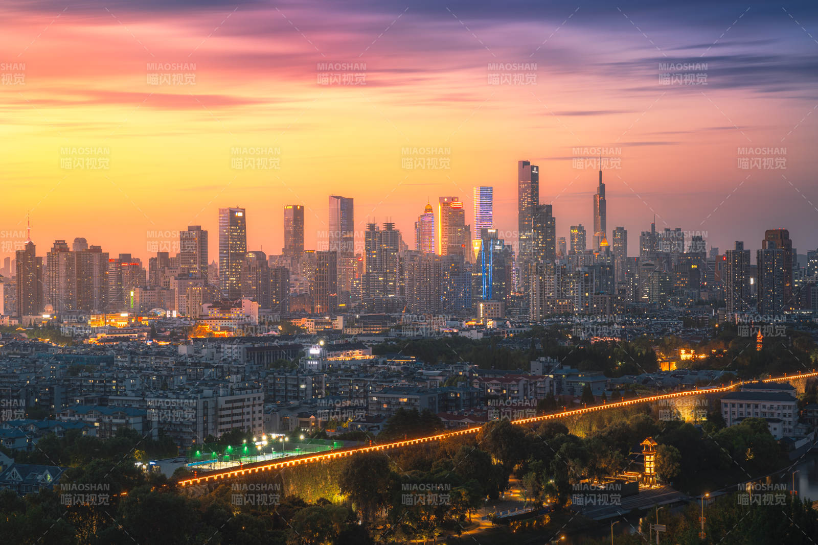 南京夜景 灯火辉煌的天际线图片
