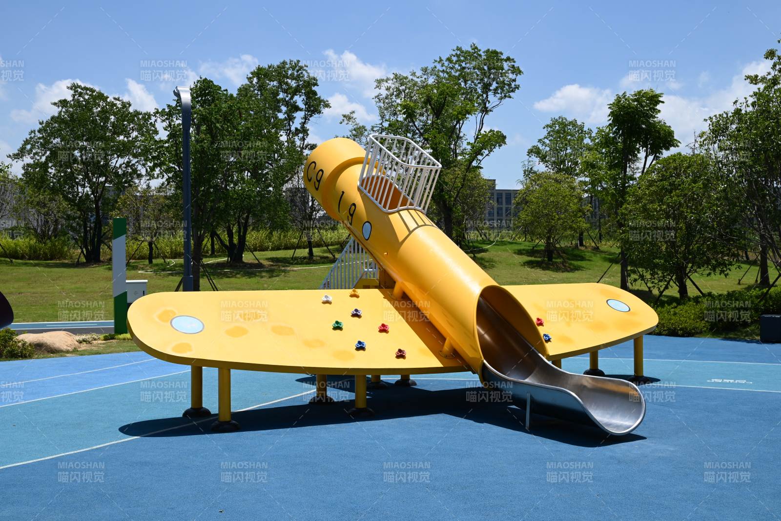 黄色飞机滑梯游乐设施图片