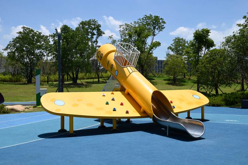 黄色飞机滑梯游乐设施图片